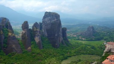 Ünlü Meteora manzara manzarası - Yunanistan 'ın ünlü turizm merkezi Meteora' daki Rousanou Manastırı ve St. Nicholas Anapavsa Manastırı. Yatay kamera tavası