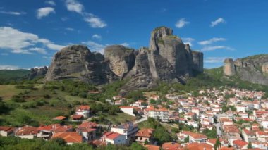 Yunanistan 'ın ünlü Yunan turizm beldesi Meteora' daki manzara ve Kalampaka köyü. Kamera yansı hareketi