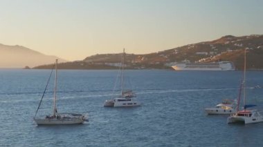 Yunanistan 'ın Mykonos adasında günbatımı, limanda yatlar ve gün batımında Küçük Venedik' in romantik noktasının renkli rıhtım evleri. Mykonos kasabası, Yunanistan. Yatay kamera tavası