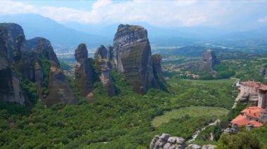 Ünlü Meteora manzara manzarası - Yunanistan 'ın ünlü turizm merkezi Meteora' daki Rousanou Manastırı ve St. Nicholas Anapavsa Manastırı. Yatay kamera tavası