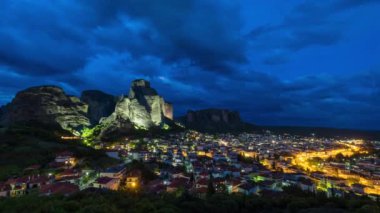 Yunanistan 'ın ünlü turizm beldesi Meteora' daki Kalambaka köyünün zamanlaması geceleyin