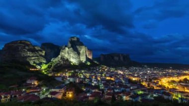 Yunanistan 'ın ünlü turizm beldesi Meteora' daki Kalambaka köyünün zaman çizelgesi. Etkin büyüt