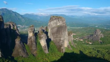 Ünlü Meteora manzara manzarası - Yunanistan 'ın ünlü turizm merkezi Meteora' daki Rousanou Manastırı ve St. Nicholas Anapavsa Manastırı. Yatay kamera tavası