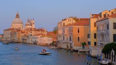 Venedik Büyük Kanalı 'nın Panorama' sı tekneleri ve Santa Maria della Salute kilisesi Ponte dell 'Accademia Köprüsü' nden gün batımında. Venedik, İtalya