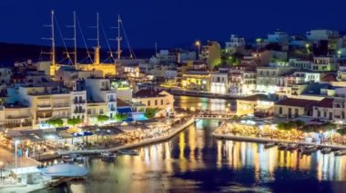 Geceleyin Voulismeni Gölü ve Agios Nikolaos kasabasının zamanlaması. Girit adasının Lasithi bölgesi, Yunanistan. Uzaklaştırma efekti