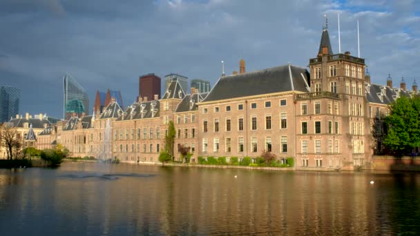 Вид Здание Парламента Озеро Вийвер Фоне Небоскребов Центре Города Гаага — стоковое видео
