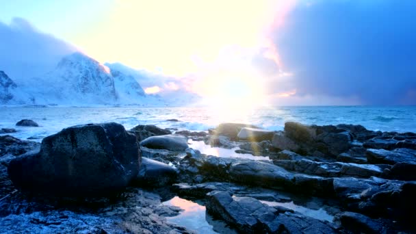 Golven Van Noorse Zee Rotsachtige Kust Fjord Bij Zonsondergang Strand — Stockvideo