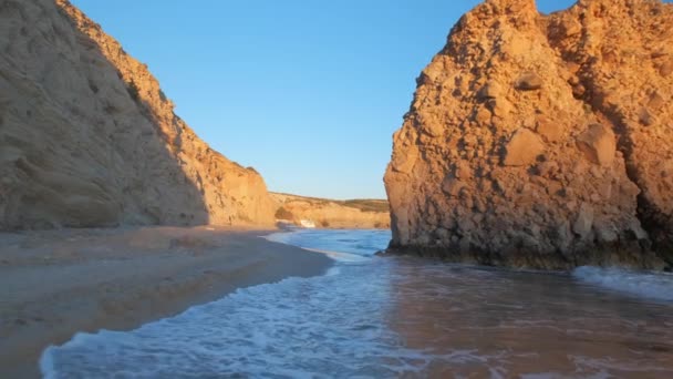 Fyriplaka Sahilindeki Kayaların Yanında Yürümek Gün Batımında Ege Denizi Nin — Stok video