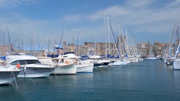 マルセイユ旧港 マルセイユ とヨット マルセイユ フランス カメラパンモーション — ストック動画