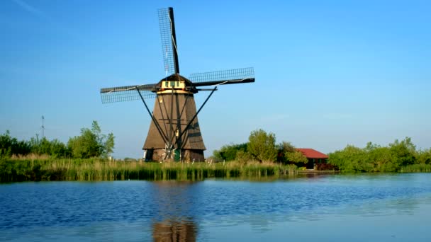 荷兰乡村风景风车 位于荷兰著名旅游胜地金德迪克 Kinderdijk — 图库视频影像