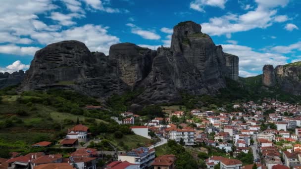 Timelapse Van Kalampaka Dorp Beroemde Griekse Toeristische Bestemming Meteora Griekenland — Stockvideo