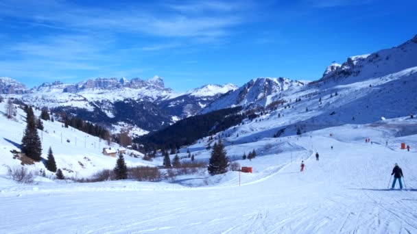 人在意大利多洛米蒂山滑雪的滑雪度假村滑雪的视图 — 图库视频影像