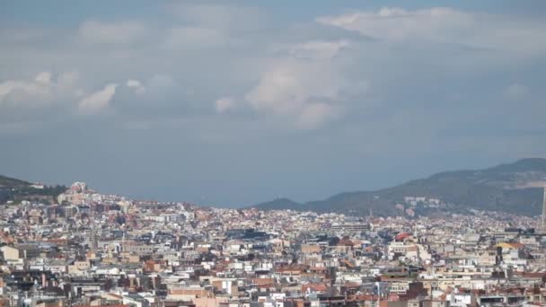サグラダファミリア教会とバルセロナの街並みを眺めることができます バルセロナ スペイン 横カメラ — ストック動画