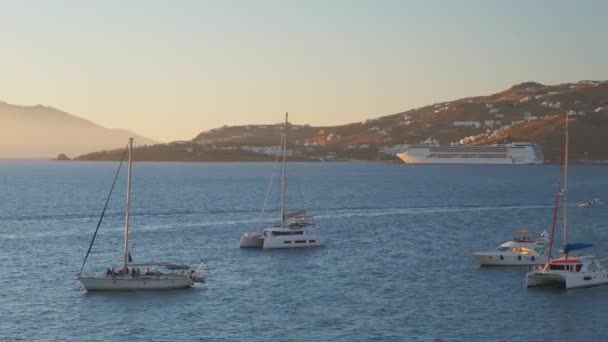 Zachód Słońca Wyspie Mykonos Grecja Jachtami Porcie Kolorowymi Nadmorskimi Domami — Wideo stockowe