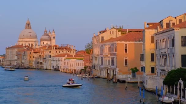 威尼斯大运河全景 日落时分从Ponte Dell Accademia桥出发 船上有船和Santa Maria Della Salute教堂 意大利威尼斯 — 图库视频影像