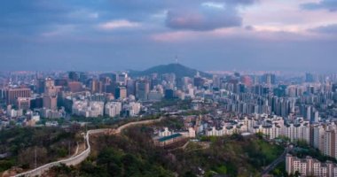 Seul şehir merkezi ve Inwang dağından Namsan Seul Kulesi 'ne gündüz ve gece geçişleriyle birlikte. Seul, Güney Kore. Etkin büyüt