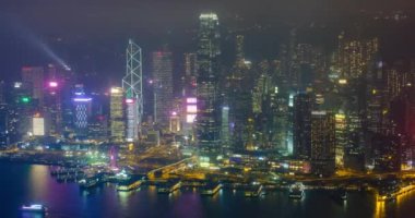 Aydınlatılmış Hong Kong gökdelenlerinin hava zaman çizelgesi şehir merkezindeki gökdelenlerin akşamları. Hong Kong, Çin. Etkin büyüt