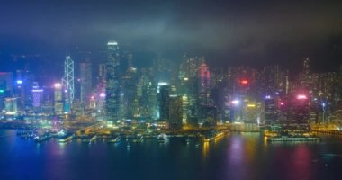 Aydınlatılmış Hong Kong gökdelenlerinin hava zaman çizelgesi şehir merkezindeki gökdelenlerin akşamları. Hong Kong, Çin. Kamera döndürme