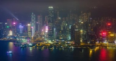 Aydınlatılmış Hong Kong gökdelenlerinin hava zaman çizelgesi şehir merkezindeki gökdelenlerin akşamları. Hong Kong, Çin. Kamera yakınlaştırması etkin