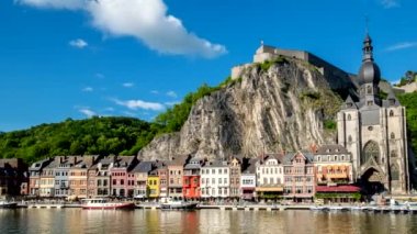 Dinant Kasabası, Dinant Kalesi ve Meuse Nehri üzerindeki Notre Dame de Dinant Koleji Kilisesi 'nden Timelapse. Belçika. Kamera pan efekti