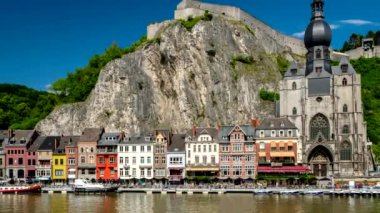 Dinant Kasabası, Dinant Kalesi ve Meuse Nehri üzerindeki Notre Dame de Dinant Koleji Kilisesi 'nden Timelapse. Belçika. Kamera uzaklaşma efekti