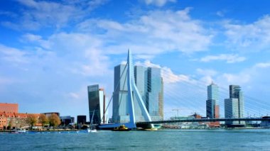 Rotterdam şehri ve Nieuwe Maas üzerindeki Erasmus Köprüsü 'nden geçen gemilerle. Rotterdam, Hollanda