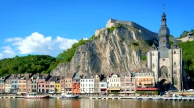 Dinant kasabası, Dinant Kalesi ve Meuse Nehri üzerindeki Notre Dame de Dinant Kolej Kilisesi manzarası. Belçika