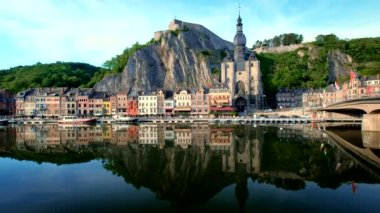 Dinant kasabası, Dinant Kalesi ve Meuse Nehri üzerindeki Notre Dame de Dinant Kolej Kilisesi manzarası. Belçika