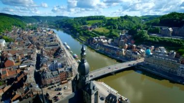 Dinant kasabası, Notre Dame de Dinant Kolej Kilisesi, Meuse Nehri ve Dinant Kalesi 'nden Pont Charles de Gaulle Köprüsü. Belçika. Kamera pan efekti