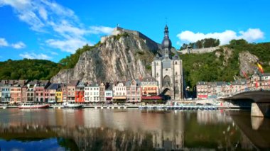 Dinant kasabası, Dinant Kalesi ve Meuse Nehri üzerindeki Notre Dame de Dinant Kolej Kilisesi manzarası. Belçika