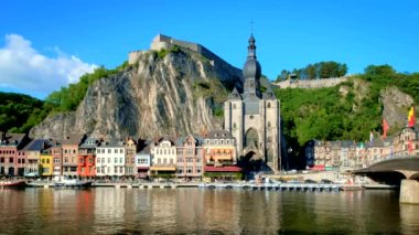Dinant kasabası, Dinant Kalesi ve Meuse Nehri üzerindeki Notre Dame de Dinant Kolej Kilisesi manzarası. Belçika