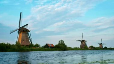 Hollanda kırsal kesiminin manzarası - Hollanda 'nın ünlü Kinderdijk turistik bölgesinde yel değirmenleri. Kinderdijk, Hollanda