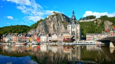 Dinant kasabası, Dinant Kalesi ve Meuse Nehri üzerindeki Notre Dame de Dinant Kolej Kilisesi manzarası. Belçika