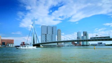 Rotterdam şehri ve Nieuwe Maas üzerindeki Erasmus köprüsü. Rotterdam, Hollanda