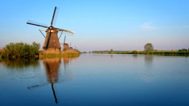 Gün batımında Hollanda 'daki ünlü Kinderdijk turistik bölgesinde yel değirmenleri. Kinderdijk, Hollanda