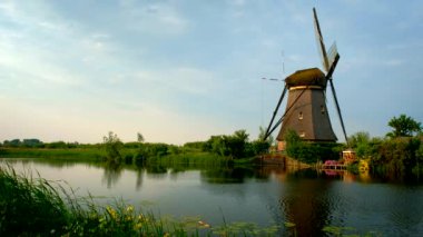 Hollanda kırsal kesiminin manzarası - Hollanda 'nın ünlü Kinderdijk turistik bölgesinde yel değirmenleri. Kinderdijk, Hollanda
