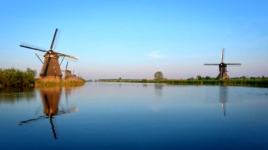 Gün batımında Hollanda 'daki ünlü Kinderdijk turistik bölgesinde yel değirmenleri. Kinderdijk, Hollanda