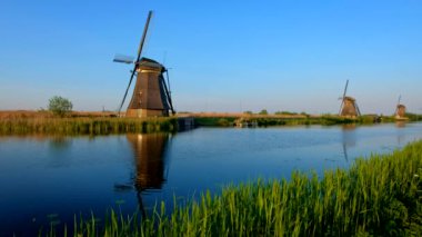 Gün batımında Hollanda 'daki ünlü Kinderdijk turistik bölgesinde yel değirmenleri. Kinderdijk, Hollanda