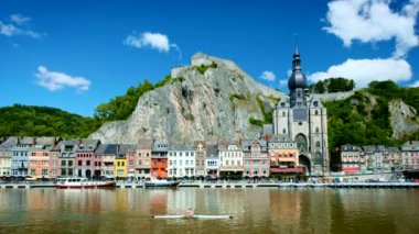 Dinant kasabası, Dinant Kalesi ve Meuse Nehri üzerindeki Notre Dame de Dinant Kolej Kilisesi manzarası. Belçika