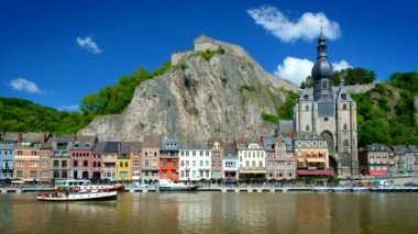 Dinant kasabası, Dinant Kalesi ve Meuse Nehri üzerindeki Notre Dame de Dinant Kolej Kilisesi manzarası. Belçika