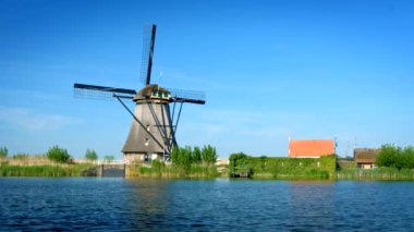 Hollanda kırsal kesiminin manzarası - Hollanda 'nın ünlü Kinderdijk turistik bölgesinde yel değirmenleri. Kinderdijk, Hollanda