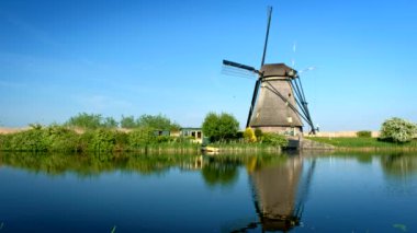 Hollanda kırsal kesiminin manzarası - Hollanda 'nın ünlü Kinderdijk turistik bölgesinde yel değirmenleri. Kinderdijk, Hollanda