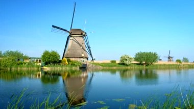 Hollanda 'nın kırsal kesiminde manzara - Hollanda' nın ünlü Kinderdijk turistik bölgesinde yel değirmeni. Kinderdijk, Hollanda