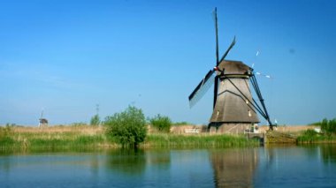 Hollanda kırsal kesiminin manzarası - Hollanda 'nın ünlü Kinderdijk turistik bölgesinde yel değirmenleri. Kinderdijk, Hollanda