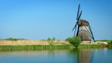 Hollanda kırsal kesiminin manzarası - Hollanda 'nın ünlü Kinderdijk turistik bölgesinde yel değirmenleri. Kinderdijk, Hollanda
