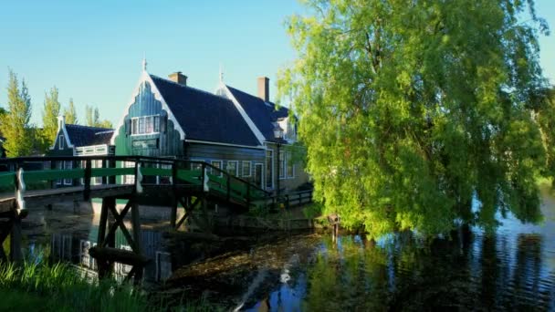伝統的な古い国の農家の家で 博物館村のザーンセスカンス オランダ — ストック動画