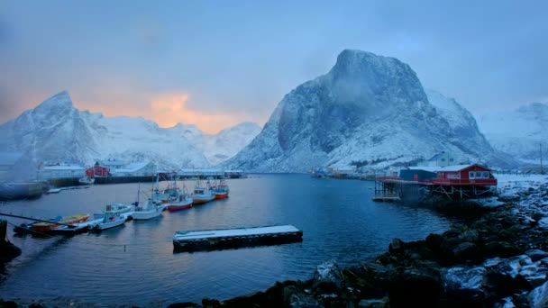 Molo Loděmi Rybářské Vesnici Hamnoy Lofoten Ostrovy Norsko Červenými Rorbu — Stock video
