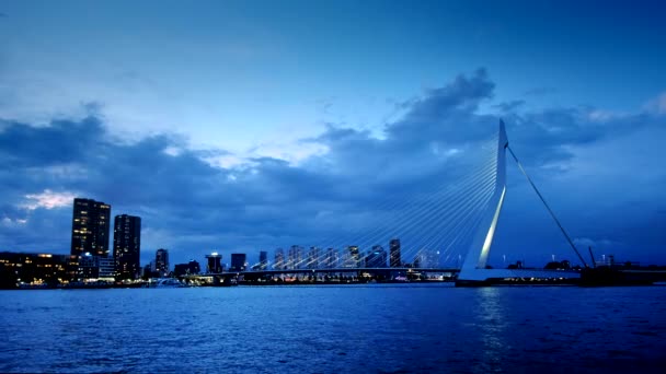 Мост Эразмус Erasmusbrug Роттердамский Горизонт Освещены Ночью Роттердам Нидерланды — стоковое видео