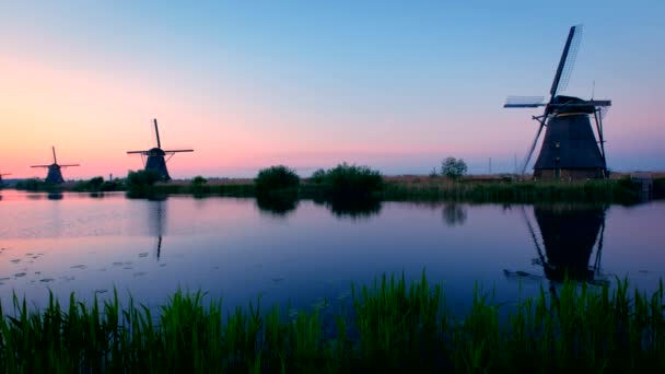 Větrné Mlýny Slavném Turistickém Místě Kinderdijk Holandsku Při Západu Slunce — Stock video