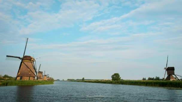 Wiatraki Słynnym Miejscu Turystycznym Kinderdijk Holandii Zachodzie Słońca Kinderdijk Holandia — Wideo stockowe